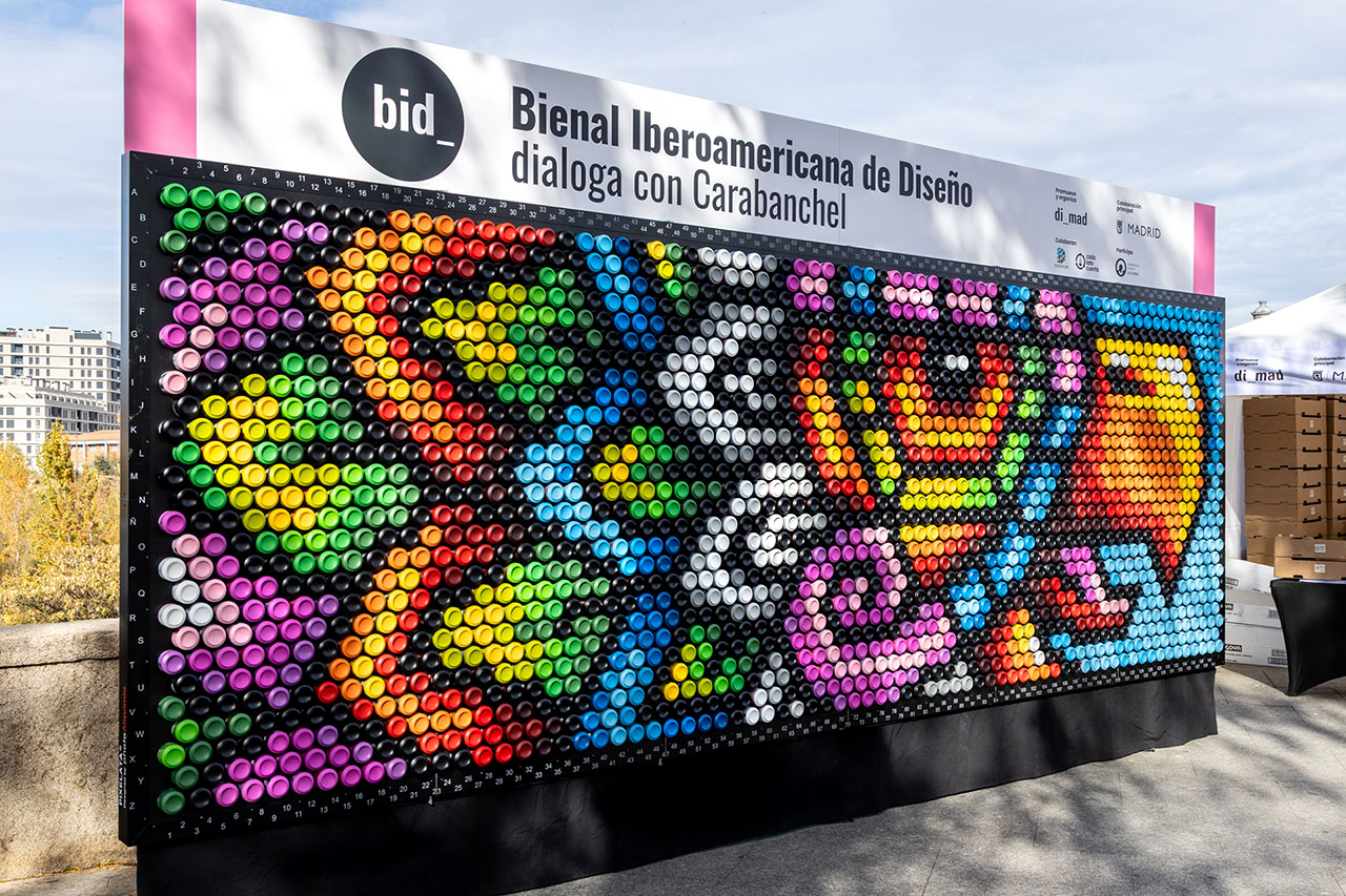 Pixelata, Mural de street art urbano realizado con latas de bebida recicladas en Carabanchel