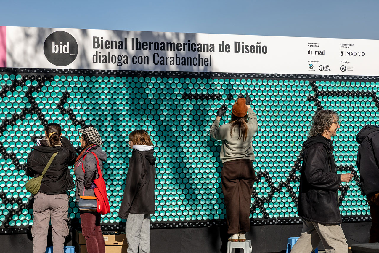 Pixelata, Mural de street art urbano realizado con latas de bebida recicladas en Carabanchel