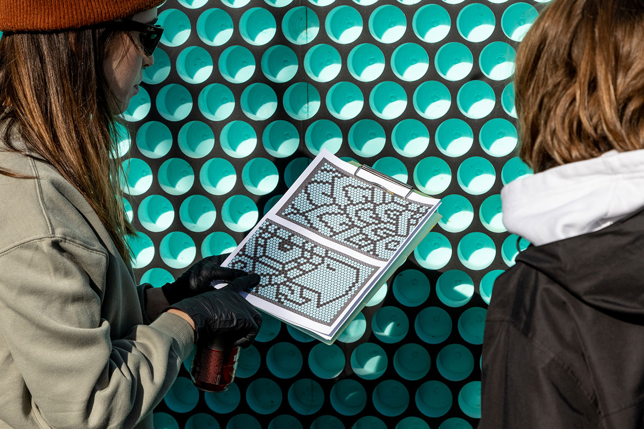 Pixelata, Mural de street art urbano realizado con latas de bebida recicladas en Carabanchel