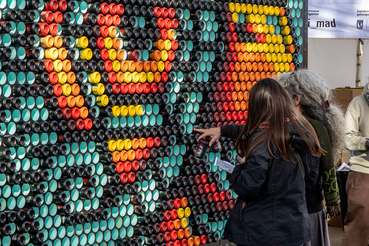 Pixelata, Mural de street art urbano realizado con latas de bebida recicladas en Carabanchel