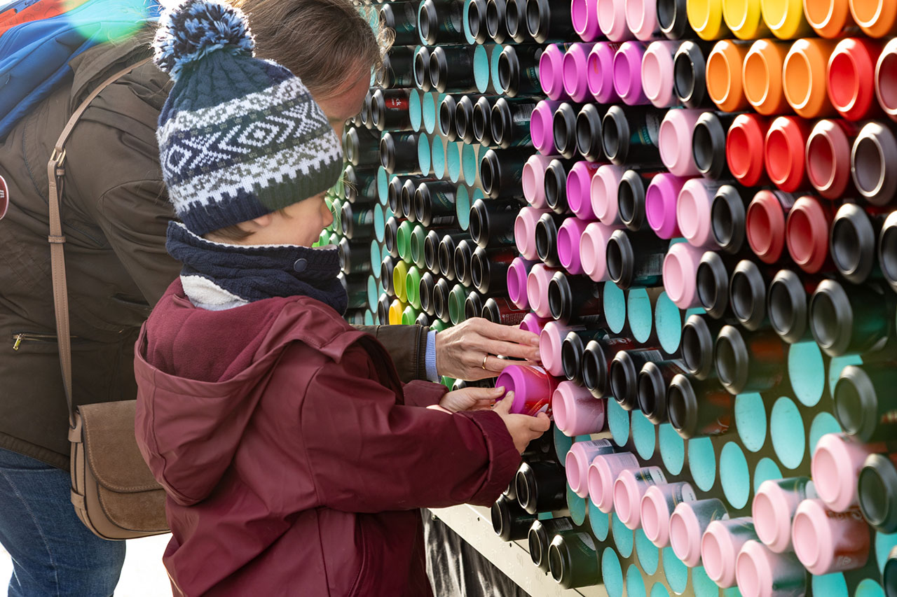 Pixelata, Mural de street art urbano realizado con latas de bebida recicladas en Carabanchel