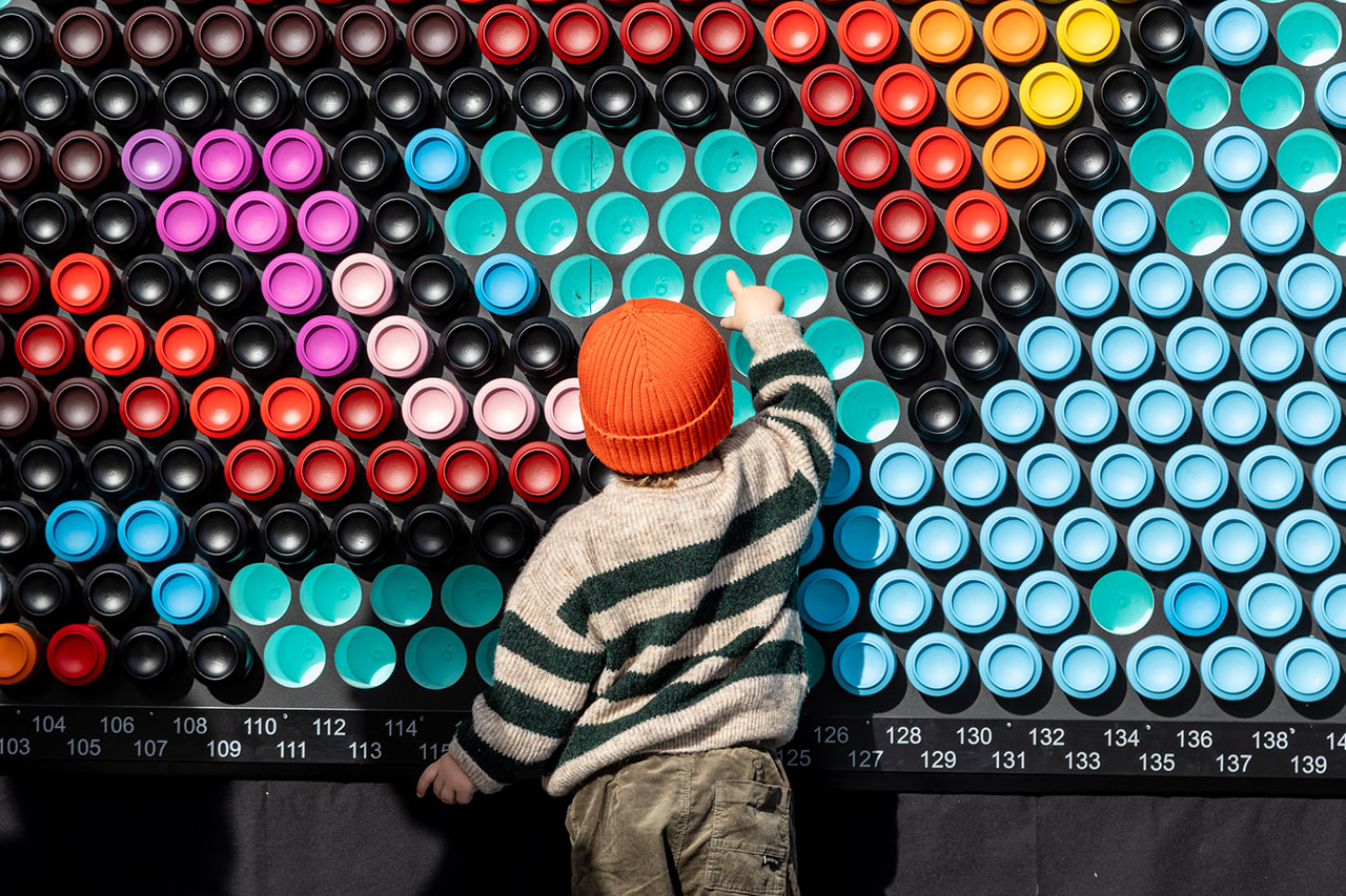 Pixelata, Mural de street art urbano realizado con latas de bebida recicladas en Carabanchel