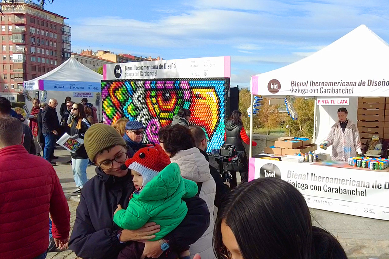 Pixelata, Mural de street art urbano realizado con latas de bebida recicladas en Carabanchel