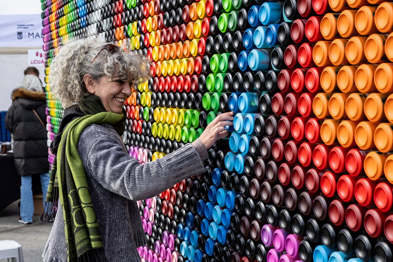 Pixelata, Mural de street art urbano realizado con latas de bebida recicladas en Carabanchel