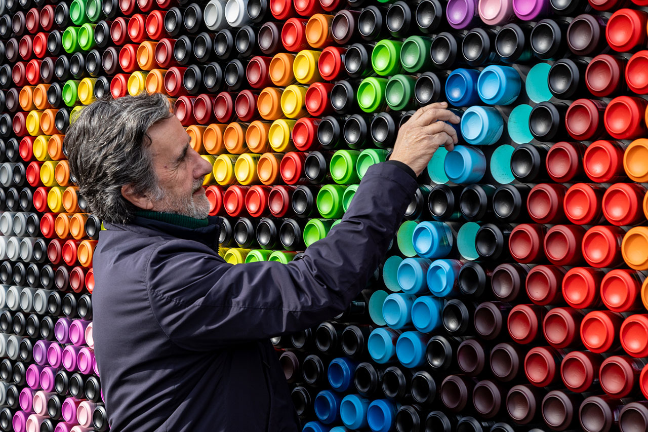 Pixelata, Mural de street art urbano realizado con latas de bebida recicladas en Carabanchel