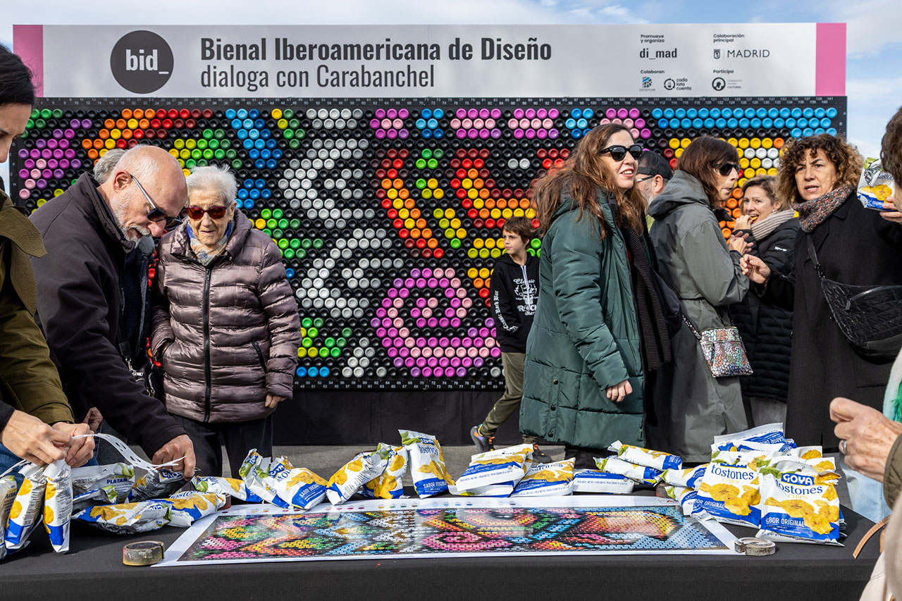 Pixelata, Mural de street art urbano realizado con latas de bebida recicladas en Carabanchel