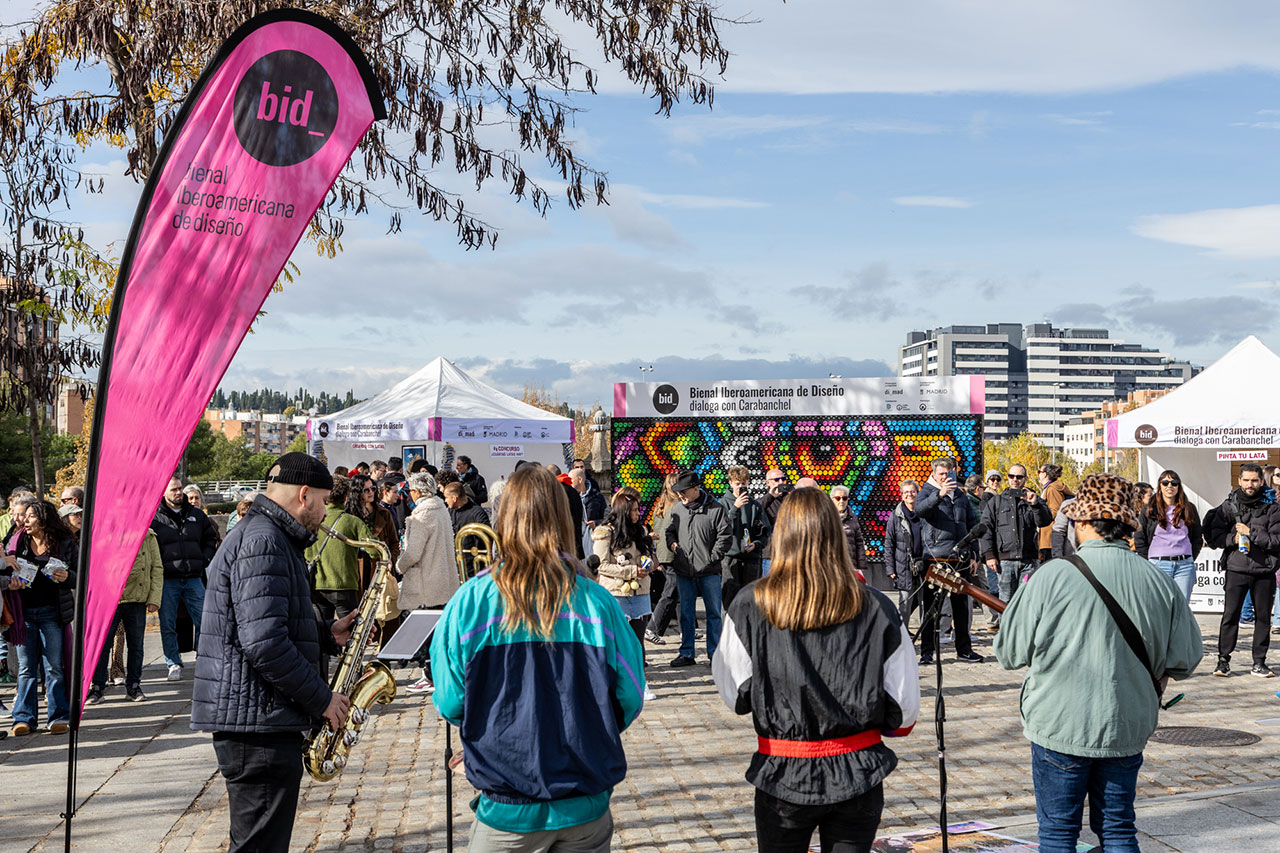 Pixelata, Mural de street art urbano realizado con latas de bebida recicladas en Carabanchel