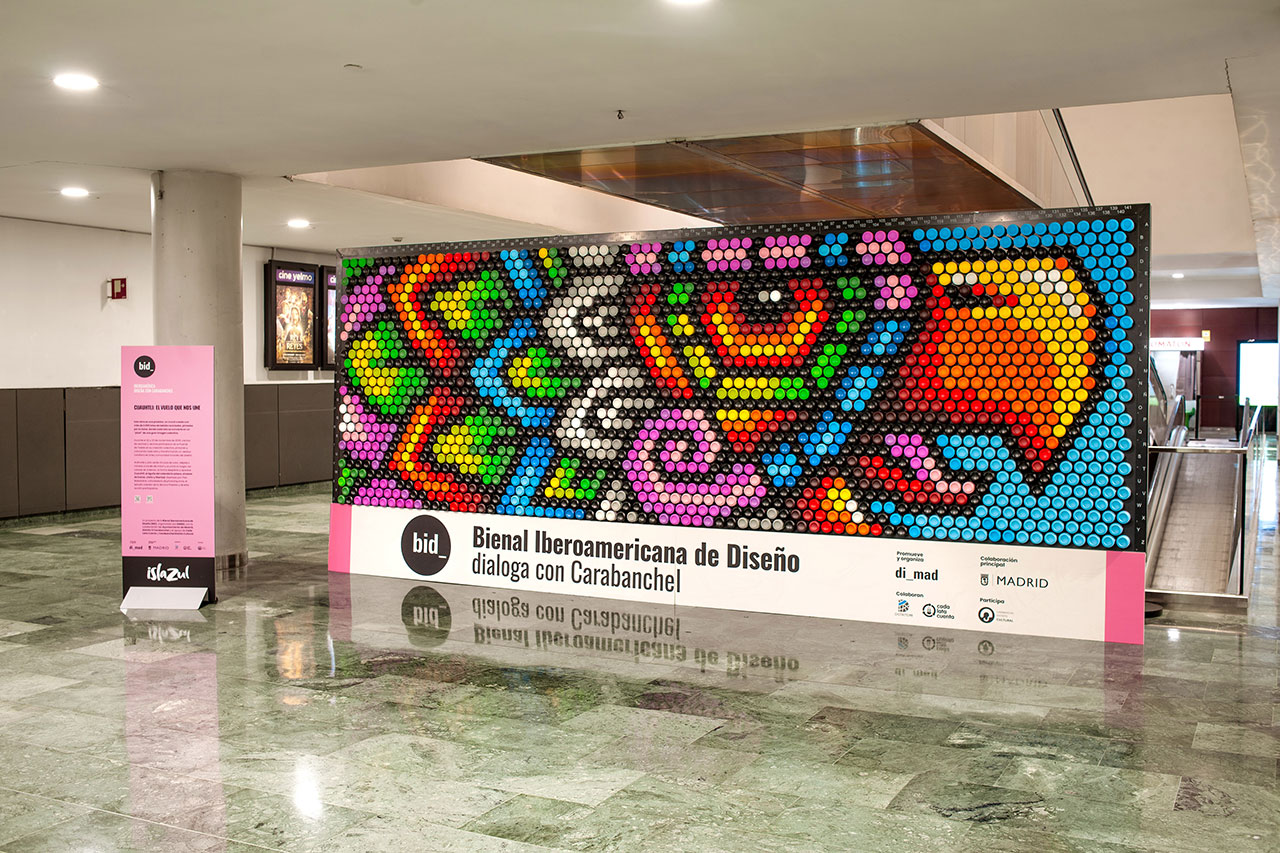 Pixelata, Mural de street art urbano realizado con latas de bebida recicladas en Carabanchel