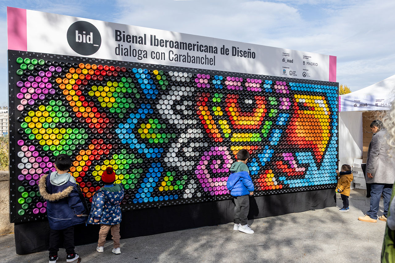 Pixelata, Mural de street art urbano realizado con latas de bebida recicladas en Carabanchel