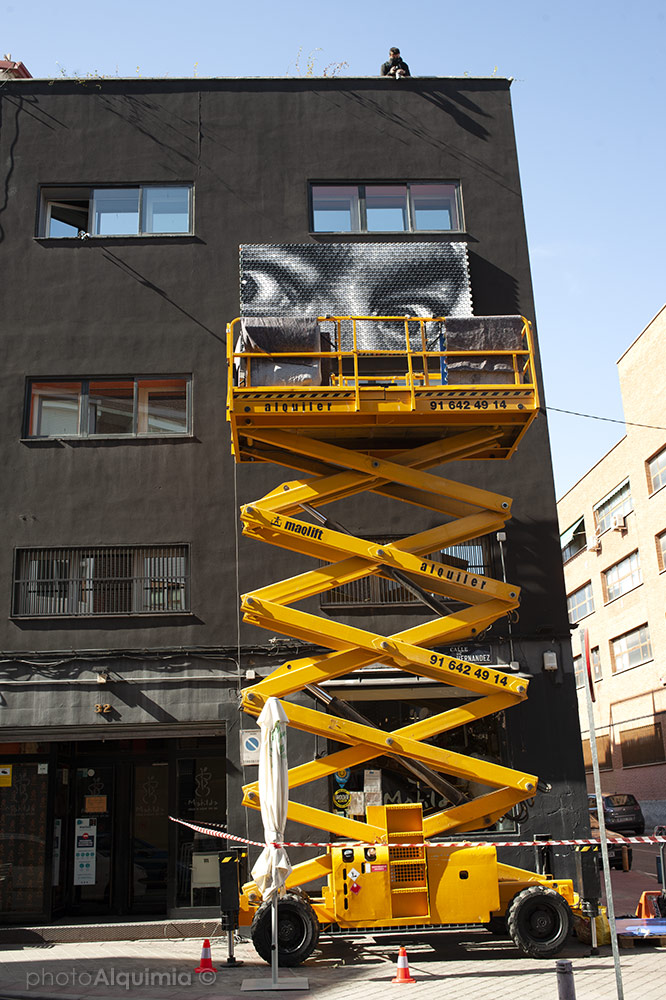 Pixelata, Mural de street art urbano realizado con latas de bebida recicladas en Carabanchel