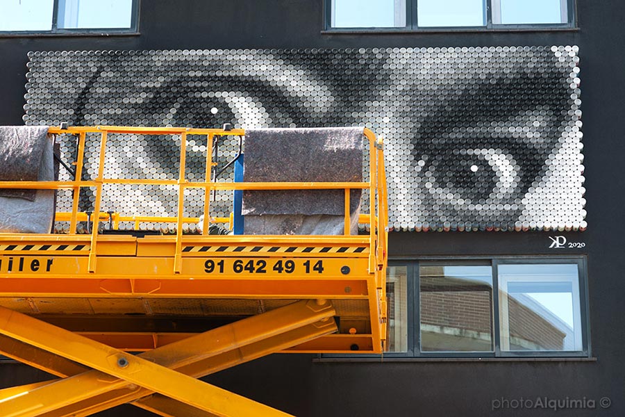 Pixelata, Mural de street art urbano realizado con latas de bebida recicladas en Carabanchel