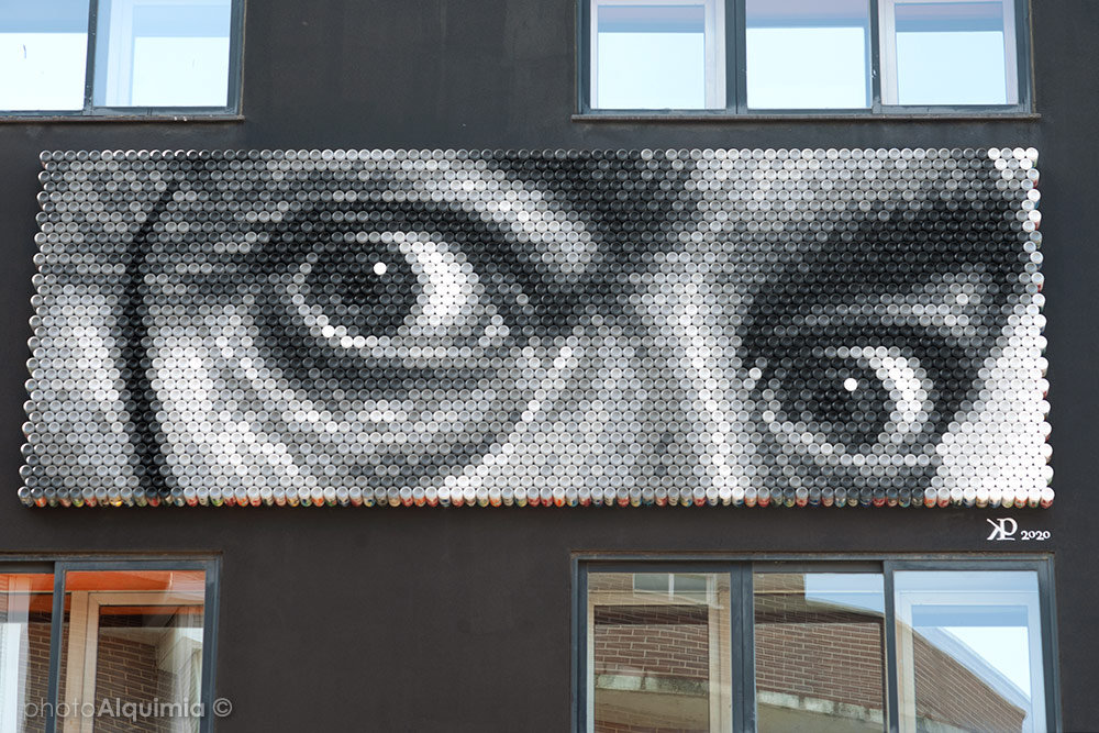 Pixelata, Mural de street art urbano realizado con latas de bebida recicladas en Carabanchel
