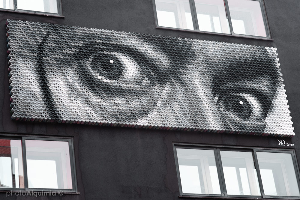 Pixelata, Mural de street art urbano realizado con latas de bebida recicladas en Carabanchel