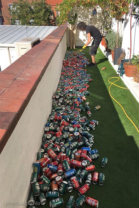 Pixelata, Mural de street art urbano realizado con latas de bebida recicladas en Carabanchel