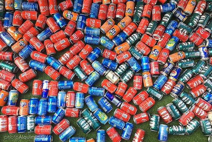 Pixelata, Mural de street art urbano realizado con latas de bebida recicladas en Carabanchel