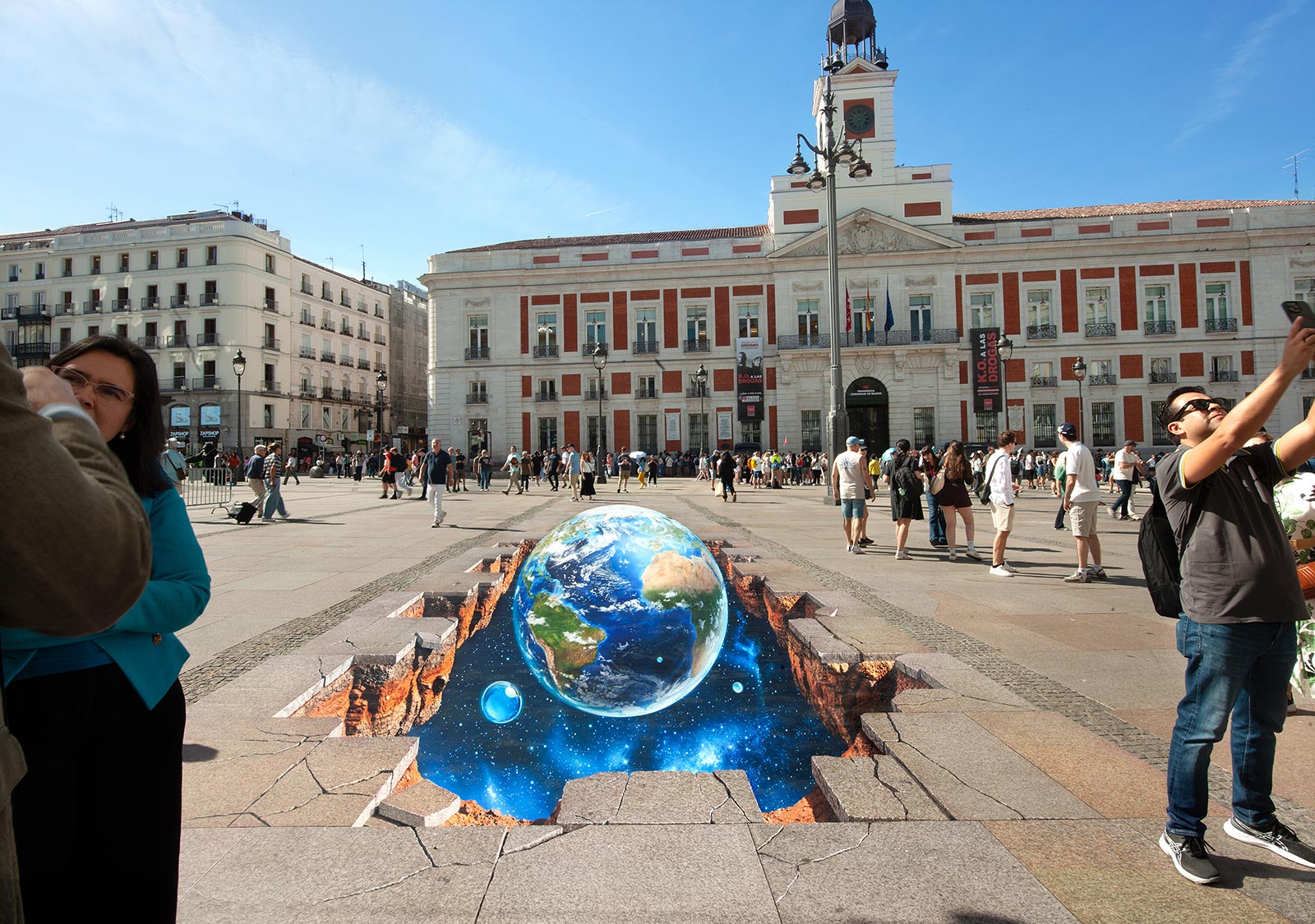 Mural anamorfico 3d realizado por photoAlquimia en Puerta del Sol para Fundacion Canal