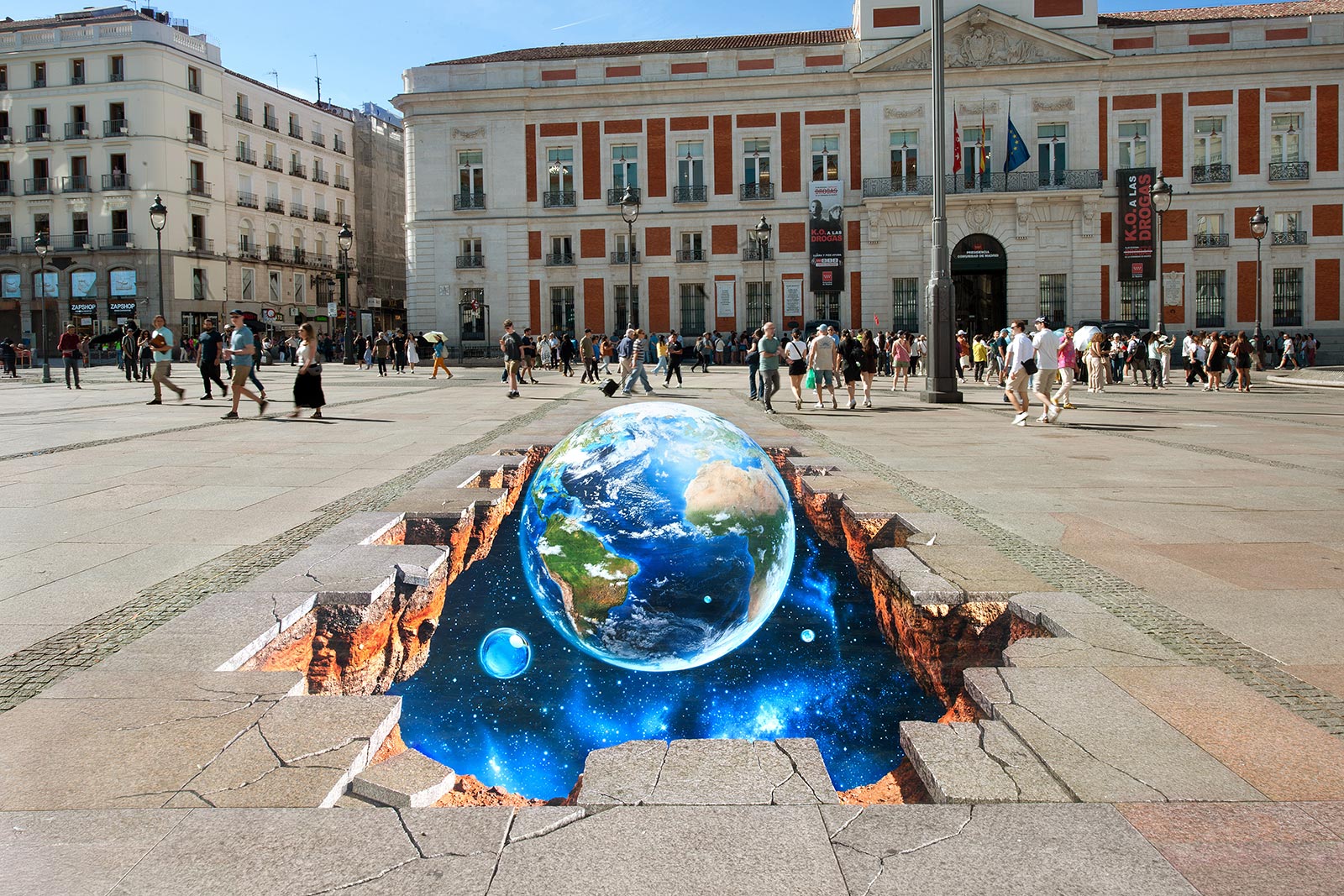 Mural anamorfico 3d realizado por photoAlquimia en Puerta del Sol para Fundacion Canal
