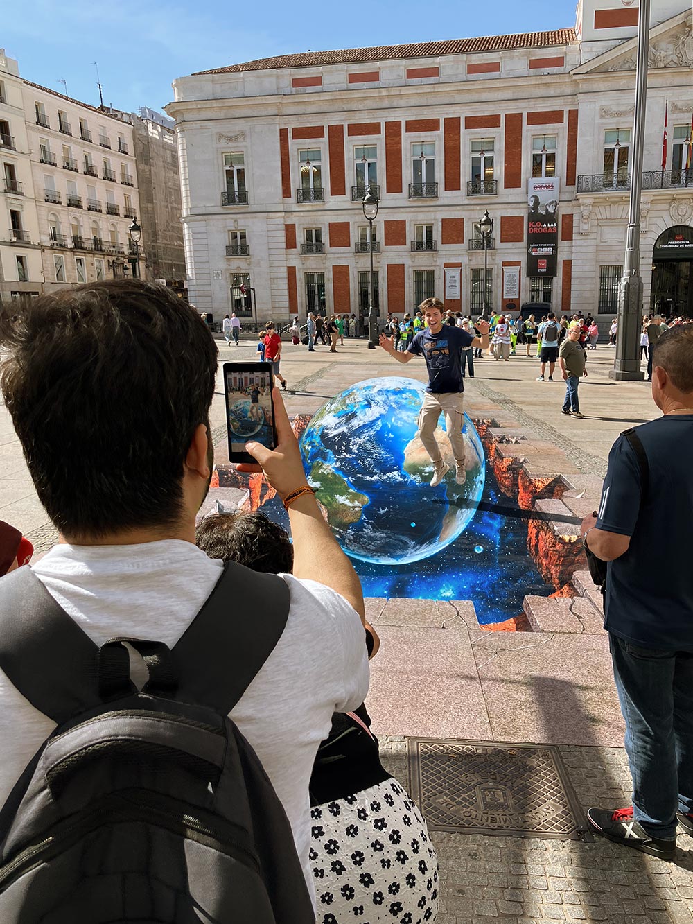Mural anamorfico 3d realizado por photoAlquimia en Puerta del Sol para Fundacion Canal