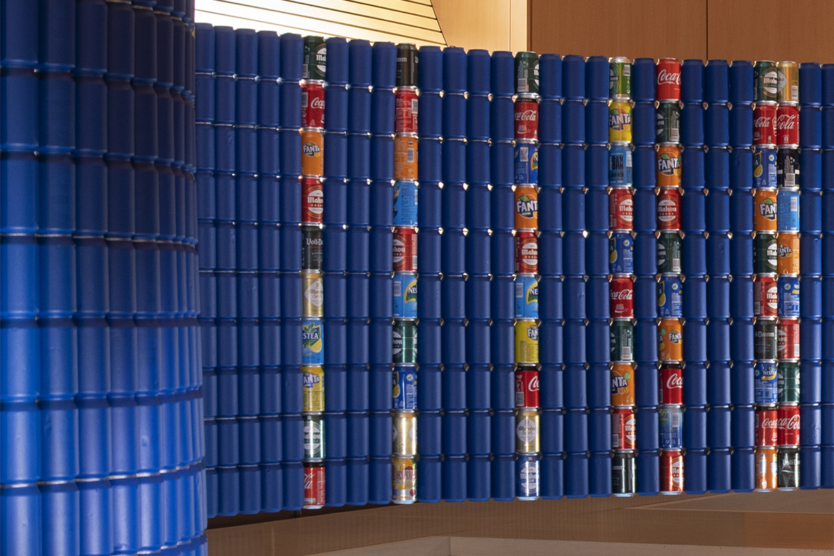 Instalacion artística de reciclaje hecha con latas de bebida recicladas
