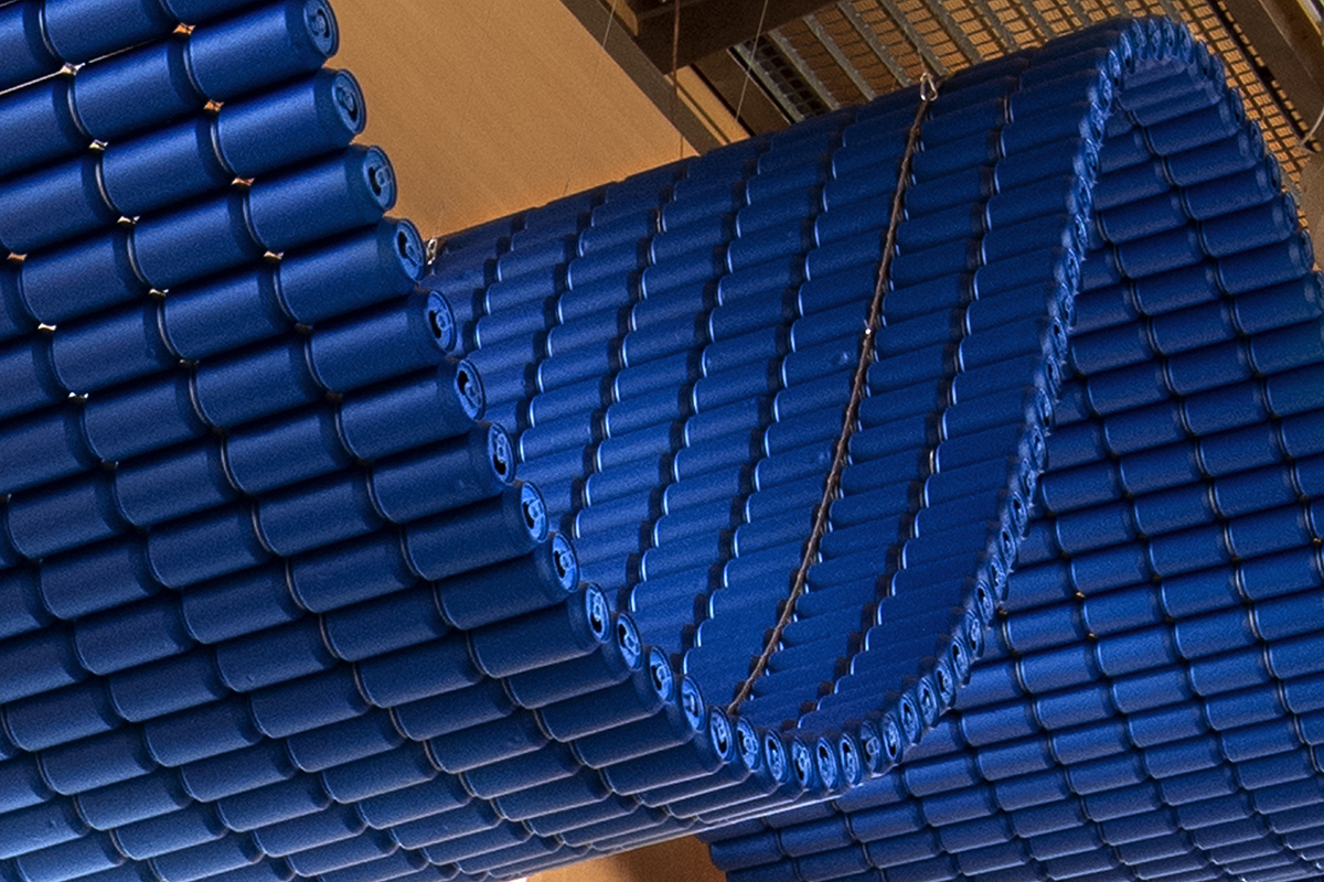 Instalacion artística de reciclaje hecha con latas de bebida recicladas