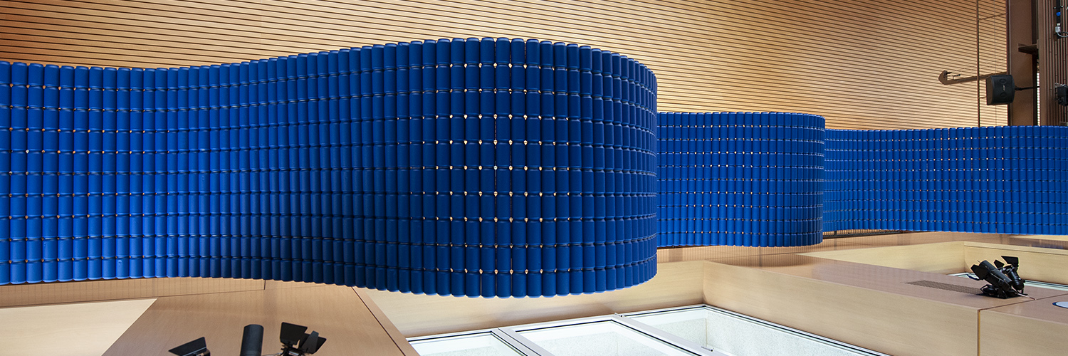 Instalacion artística de reciclaje hecha con latas de bebida recicladas