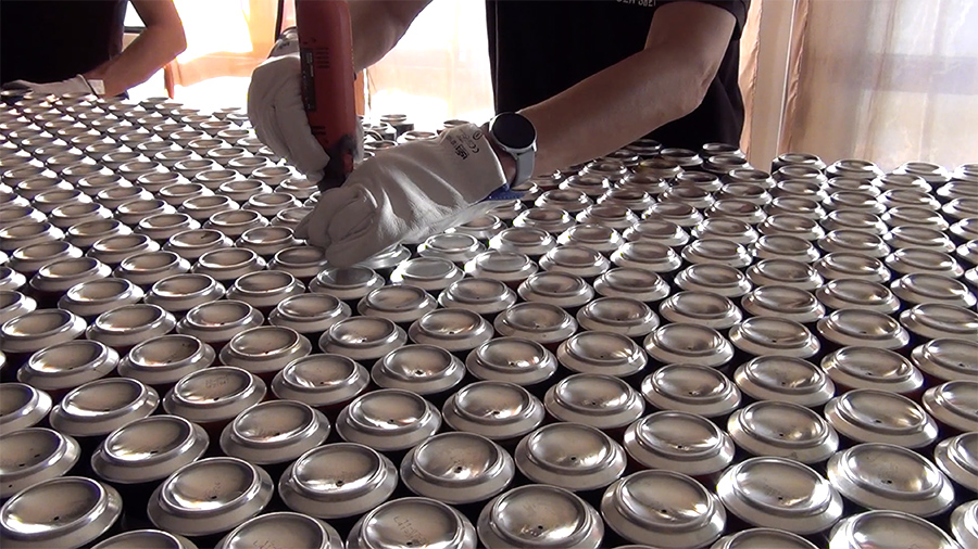 Instalacion artística de reciclaje hecha con latas de bebida recicladas