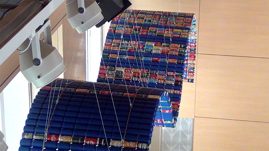 Instalacion artística de reciclaje hecha con latas de bebida recicladas